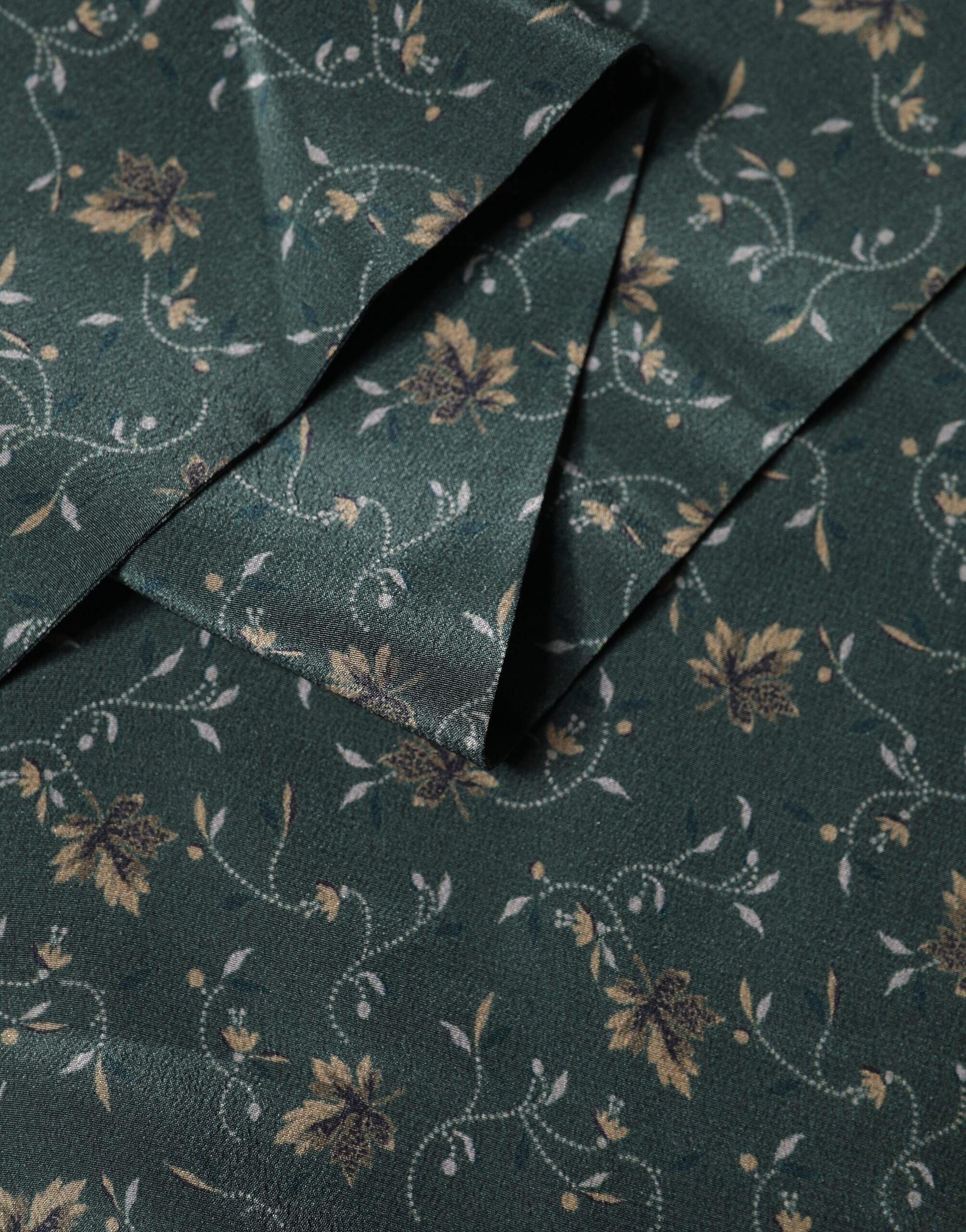 Dolce & Gabbana Green Silk Floral Pattern Fringed 135cm X 16cm Scarf - Image 4