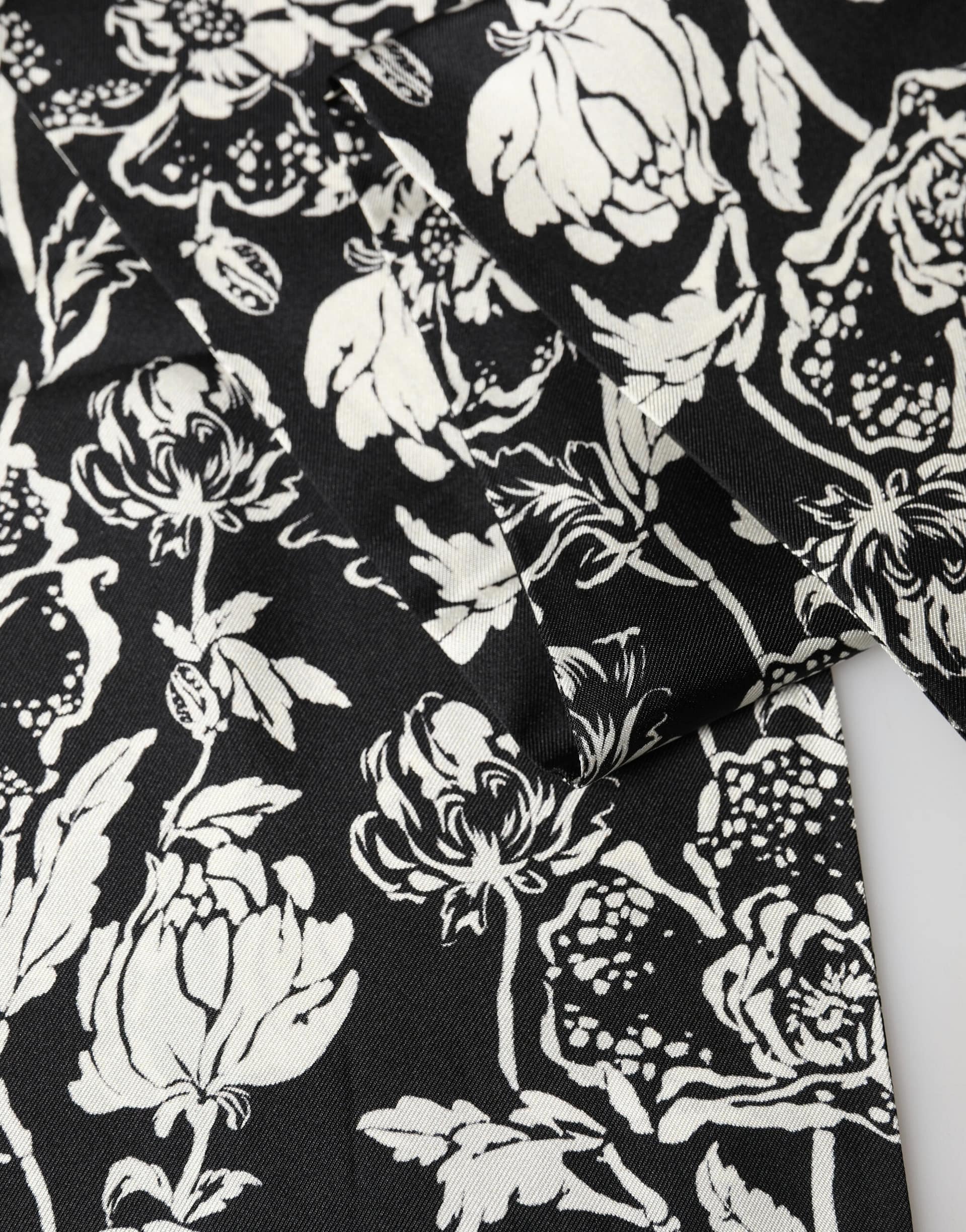 Dolce & Gabbana Black White Silk Floral Print Fringe 136cm X 15.5cm Scarf - Image 3